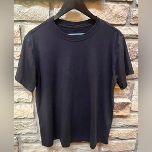 Black Lululemon short sleeve t-shirt